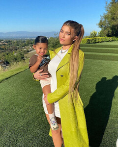 Кайли Дженнер купила для двухлетней дочери пони за $200 тысяч