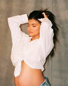 Кайли Дженнер похудела на 18 килограммов после второй беременности