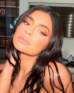 Кайли Дженнер зарегистрировала бренд товаров продуктов для ресниц — KYLASH