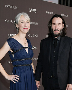 Киану Ривза застали за выбором обручального кольца