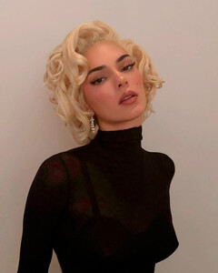 Ким, подвинься: Кендалл Дженнер появилась в образе самой знаменитой блондинки