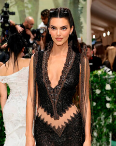 Тёмная принцесса: Кендалл Дженнер выбрала винтажное платье Givenchy по случаю Met Gala 2024
