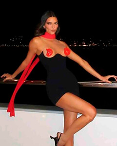 Поклонники осудили соблазнительное платье Кендалл Дженнер с оголённой грудью