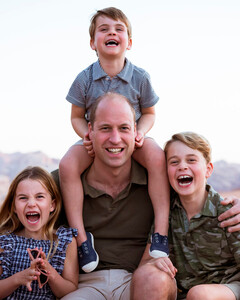 «Мы любим тебя, папочка!»: принц Уильям вместе с Джорджем, Шарлоттой и Луи поздравляют всех с международным Днём отца