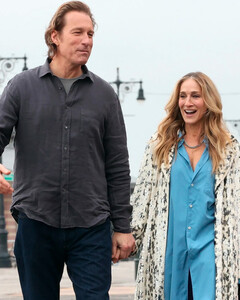 Высокая мода! Кэрри Брэдшоу носит блестящие сапоги с трениками