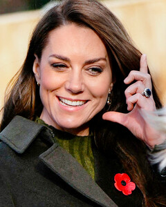 Без лишних трат: Кейт Миддлтон снова вышла в свет в недорогом платье с сумочкой Jimmy Choo