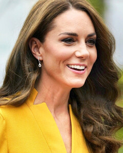 «Солнечная принцесса»: Кейт Миддлтон в жёлтом платье от Karen Millen посетила Королевскую больницу в графстве Суррей