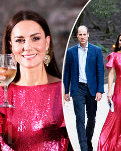 Гламурная дива среди руин: Кейт Миддлтон надела на экскурсию в Белизе сияющее розовое платье