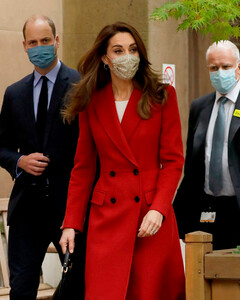 Кейт Миддлтон и принц Уильям встретились с героями фотопроекта, посвящённого коронавирусу