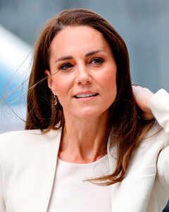 Возвращение в рабочие будни: Кейт Миддлтон в классическом образе посетила благотворительный центр Little Village в Лондоне