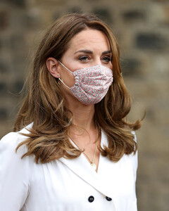 Кейт Миддлтон впервые появилась на публике в маске