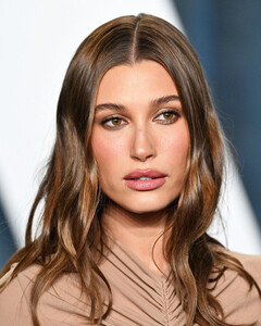 Хейли Бибер назвала приём противозачаточных средств причиной своего микроинсульта