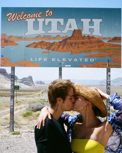 Хейли и Джастин Бибер путешествуют на машине и делают крутые фото