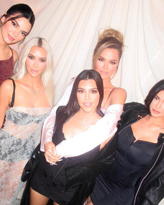 Сёстры в сборе: Ким Кардашьян поделилась семейным снимком с празднования своего дня рождения