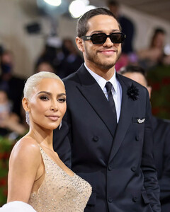 Ким Кардашьян призналась, что у неё был секс перед камином с Питом Дэвидсоном по совету её бабушки