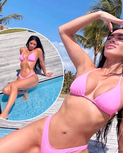 Ещё та Барби! Ким Кардашьян показала, как позировать у бассейна в купальнике