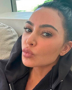 Ким Кардашьян рассказала, как справилась с возрастным акне