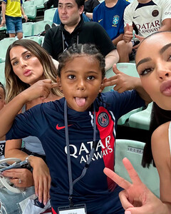 Ким Кардашьян возит сына на футбол по всему миру на частном самолёте