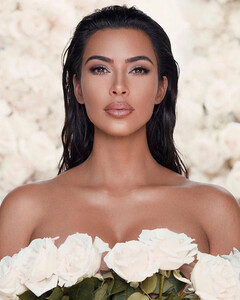 Ким Кардашьян впервые показала фото своего младшего сына