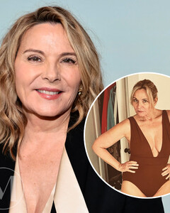 Сразила наповал: 65-летняя Ким Кэттролл позирует в откровенном купальнике