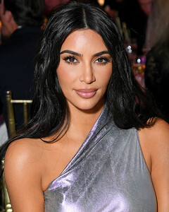 Хлои Кардашьян и Крис Дженнер поздравили Ким с 41-м днём рождения: «Ты в расцвете сил»