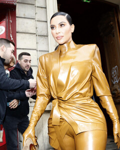 Ким Кардашьян и Флойда Мейвезера обвинили в мошенничестве с криптовалютой