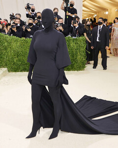 Ким Кардашьян в эпатажном образе сексуального ниндзя покорила Met Gala 2021