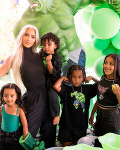 Ким Кардашьян устроила грандиозную вечеринку в честь дня рождения сына