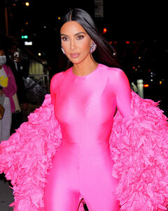 Ким Кардашьян стала ведущей шоу Saturday Night Live и высмеяла свою семью