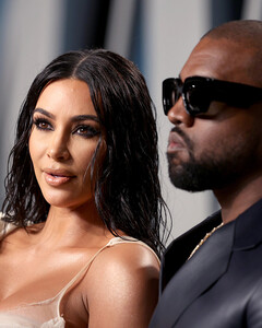 Больше не Уэст: Ким Кардашьян официально отказалась от фамилии мужа через день после его признания в любви