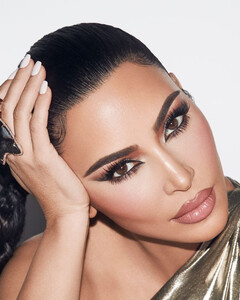 Поклонники считают, что у Ким Кардашьян финансовые проблемы