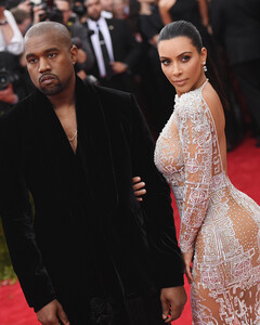 Канье Уэст и Ким Кардашьян разводятся из-за тотального контроля со стороны рэпера