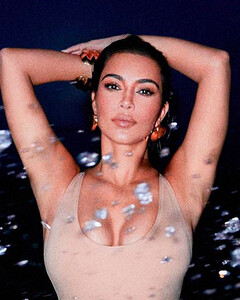 Как русалка: Ким Кардашьян купается в ночном море в новом купальнике своего бренда SKIMS