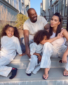 Ким Кардашьян о болезни Канье Уэста: «Я меняла простыни в маске и перчатках»