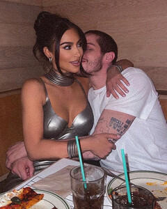 Застали за поздним ужином: Ким Кардашьян поделилась нежными фото с Питом Дэвидсоном