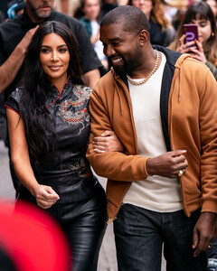 Ким Кардашьян просит с пониманием отнестись к поведению Канье Уэста