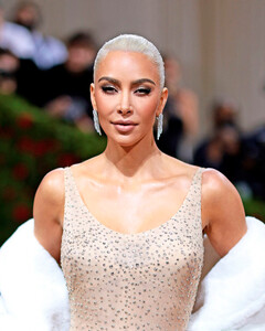 «С днём рождения, мистер президент!»: Ким Кардашьян в образе Мэрилин Монро на Met Gala 2022