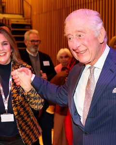 Король всех религий: Карл III станцевал хору в еврейском общинном центре в Лондоне