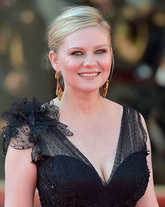 Кирстен Данст раскрыла имя сына, недавно рождённого от Джесси Племонса