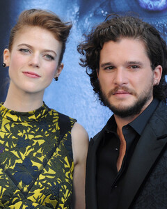 Кит Харингтон рассказал, что сын сблизил его с Роуз Лесли