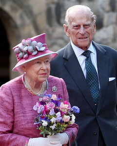 Королева Елизавета II и принц Филипп временно покинули Букингемский дворец