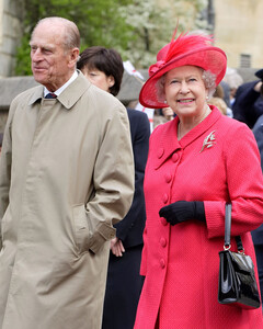 Почему члены королевской семьи не носят с собой наличные деньги