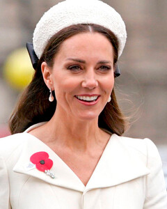 Королева моды и стиля: как Кейт Миддлтон усовершенствовала свой старый наряд, в котором появилась на дне АНЗАКа?