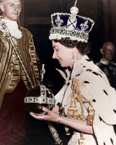 Неудобная карета, тяжёлая корона, старый стул: чем запомнилась коронация Елизаветы II?