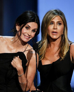 Кортни Кокс спародировала Дженнифер Энистон