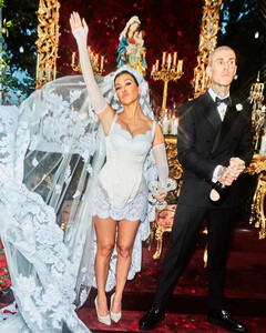 Кортни Кардашьян всё-таки сменила фамилию