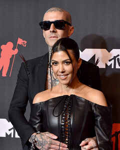 Кортни Кардашьян тайно вышла замуж за Трэвиса Баркера