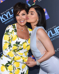 Именно Крис Дженнер посоветовала Кайли использовать свои сбережения для запуска косметической линии