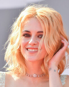 Кристен Стюарт в кроп-топе с пайетками и туфлях Aldo за $90 долларов на HCA Awards