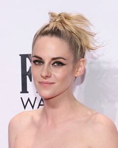 Кристен Стюарт появилась на церемонии награждения Gotham Awards в платье без бретелек и неоновых босоножках